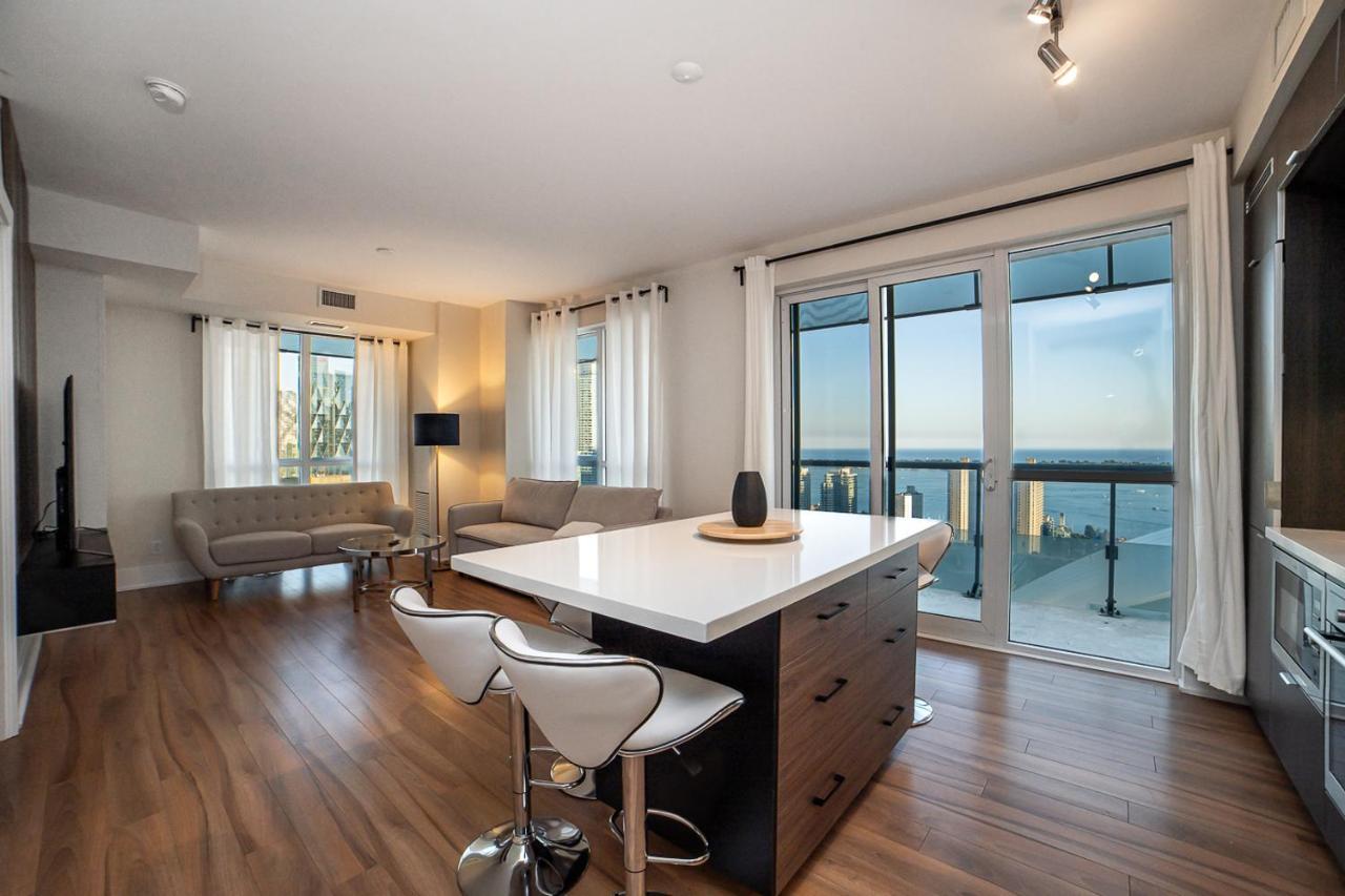 Designer Condo W/ Cn Tower View & Parking تورونتو المظهر الخارجي الصورة