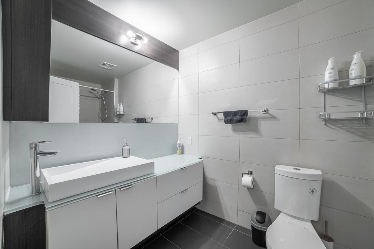 Designer Condo W/ Cn Tower View & Parking تورونتو المظهر الخارجي الصورة