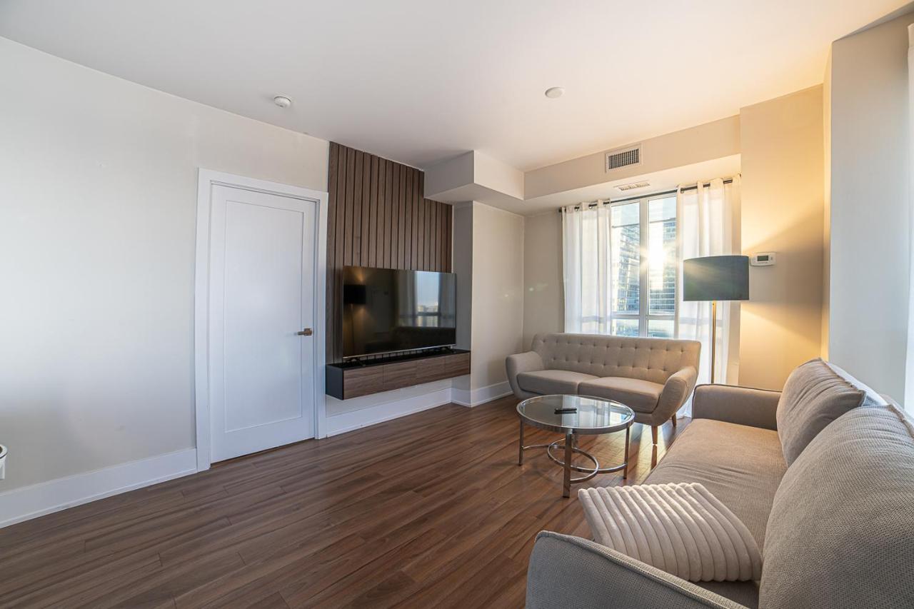 Designer Condo W/ Cn Tower View & Parking تورونتو المظهر الخارجي الصورة