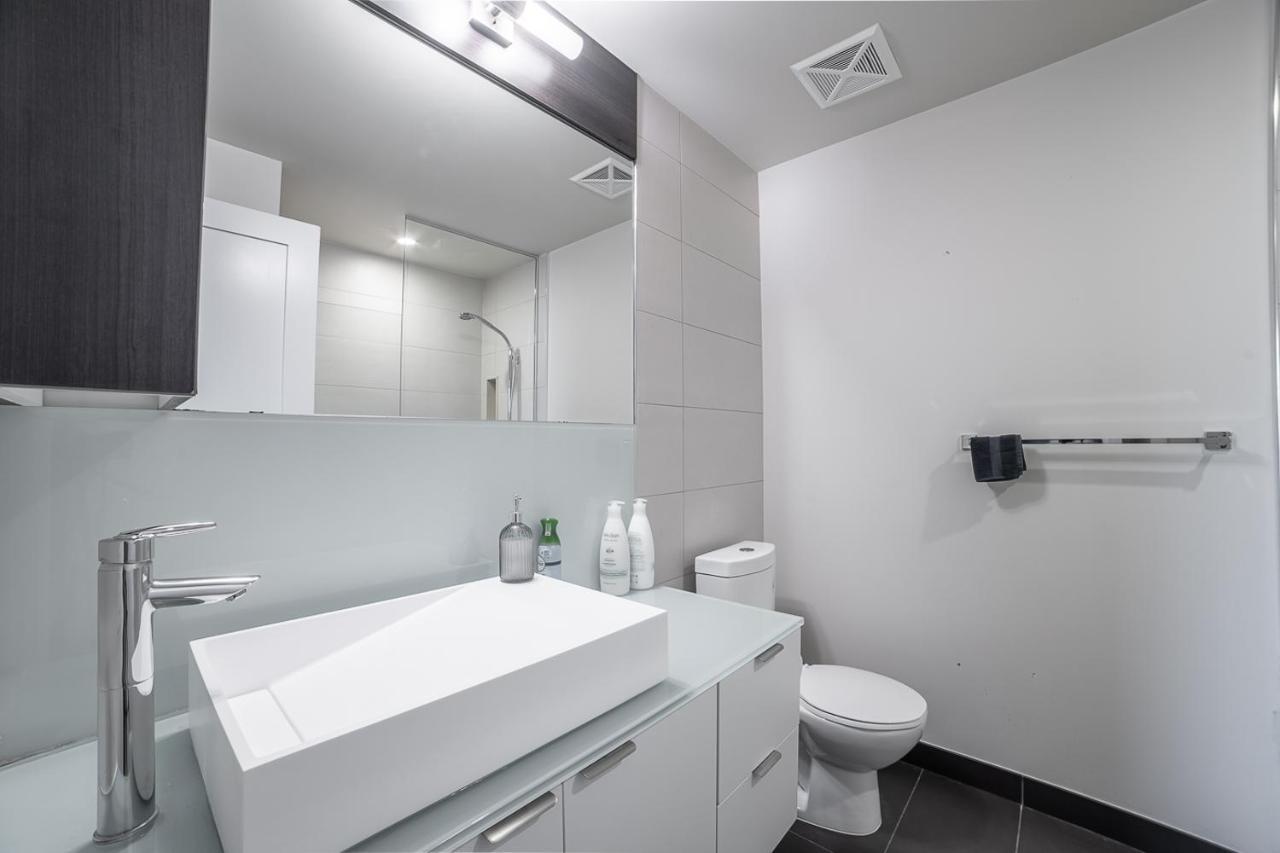 Designer Condo W/ Cn Tower View & Parking تورونتو المظهر الخارجي الصورة