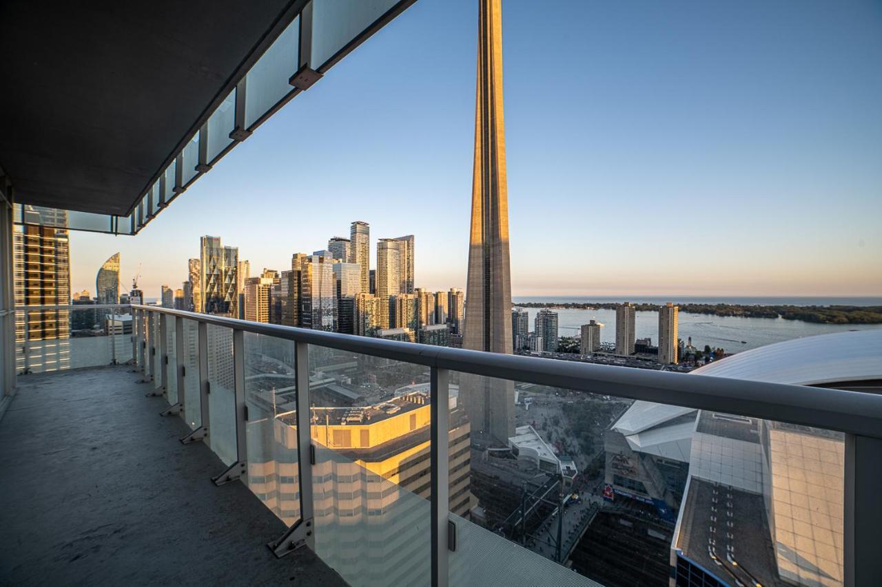 Designer Condo W/ Cn Tower View & Parking تورونتو المظهر الخارجي الصورة