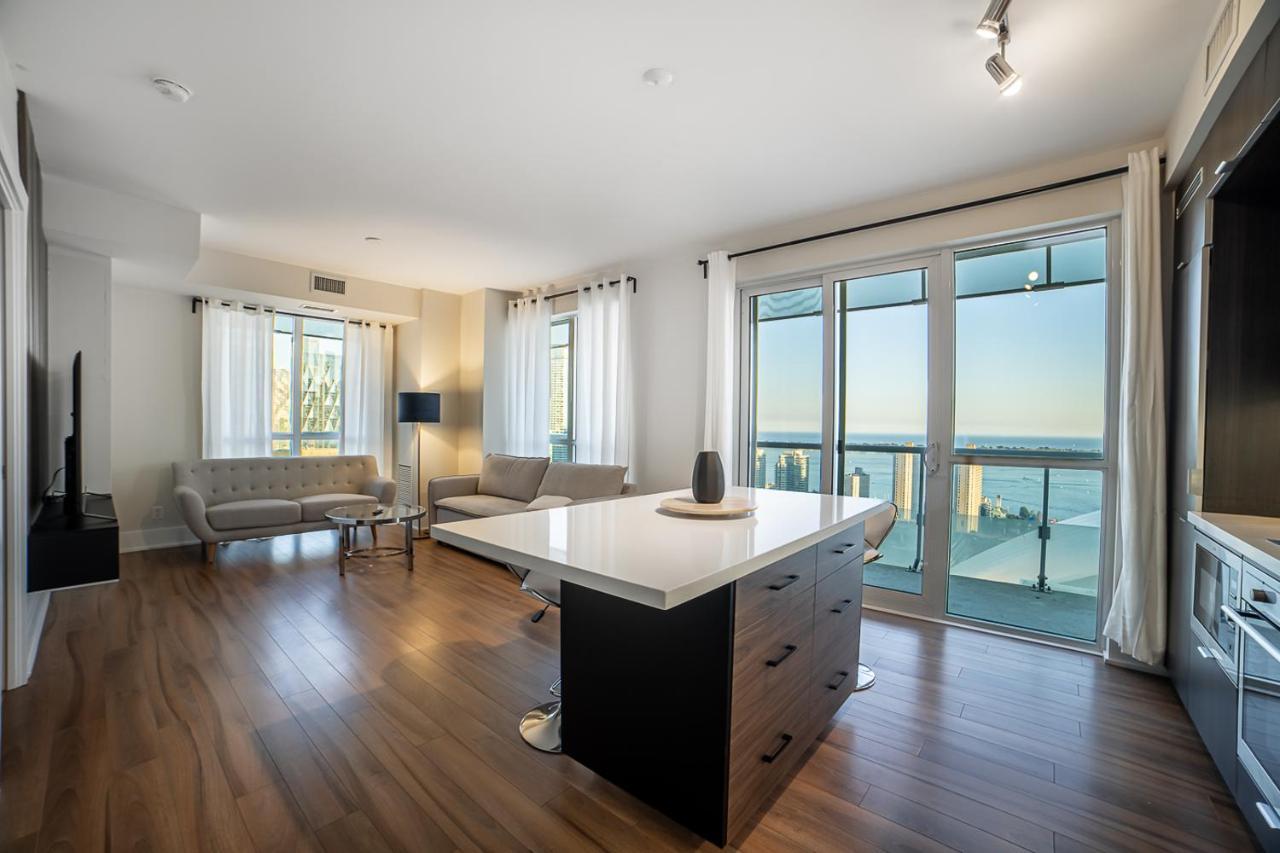 Designer Condo W/ Cn Tower View & Parking تورونتو المظهر الخارجي الصورة