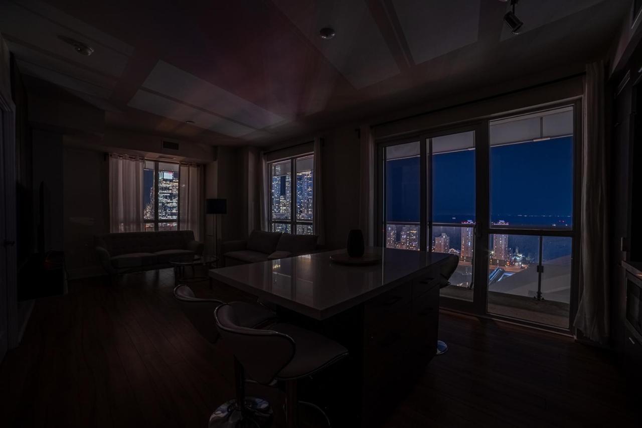 Designer Condo W/ Cn Tower View & Parking تورونتو المظهر الخارجي الصورة