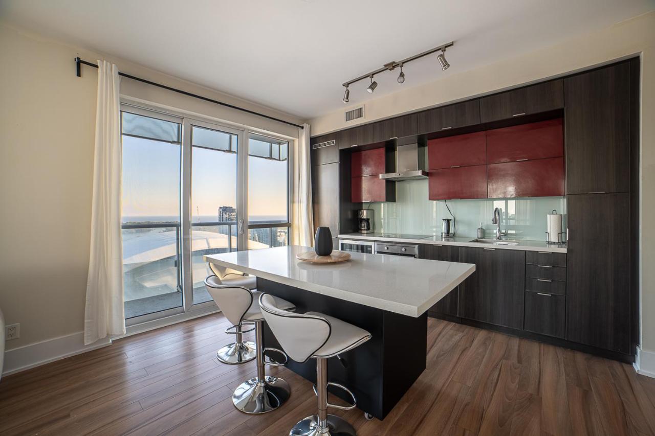 Designer Condo W/ Cn Tower View & Parking تورونتو المظهر الخارجي الصورة